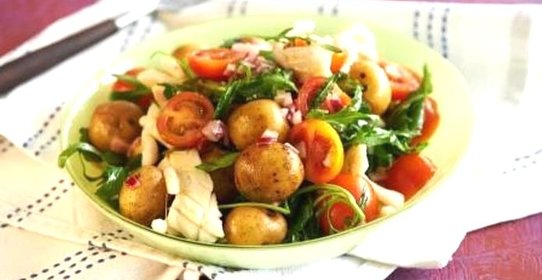 Салат из молодого картофеля и жареных кальмаров с помидорами черри
