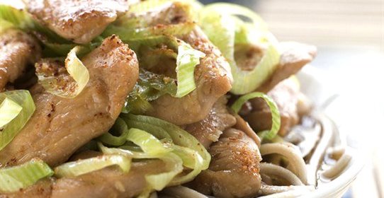 Золотистая курица терияки с жареным луком-пореем