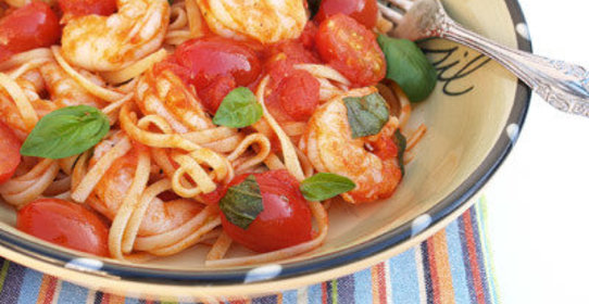 Паста с креветками, помидорами и базиликом
