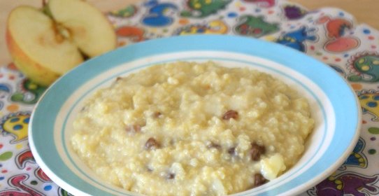 Пшенная каша с яблоком и изюмом