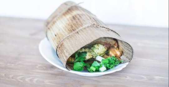 Куриная грудка с беконом и овощами, запеченная в гриль-бумаге