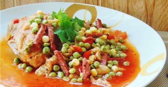 Курица тушеная с зеленым горошком и кукурузой в испанском стиле