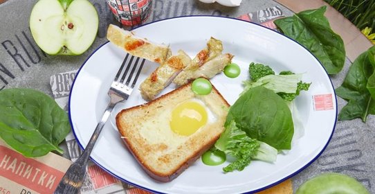 Яичница с цыпленком в хлебе