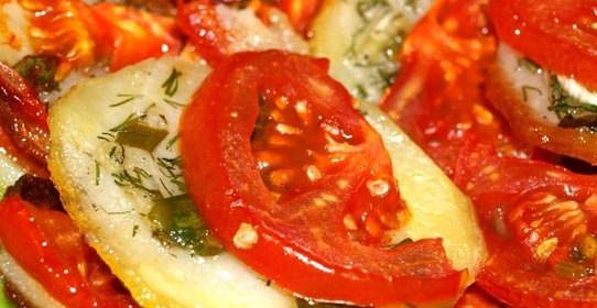 Картошка запеченная с помидорами