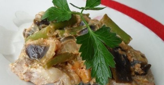 Мясо под овощами в духовке