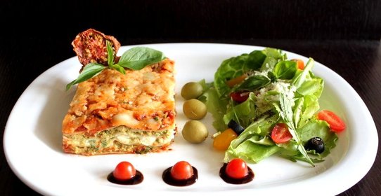 Лазанья с курицей, рикоттой и соусом песто