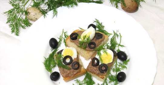 Брускетта с печенью и перепелиными яйцами