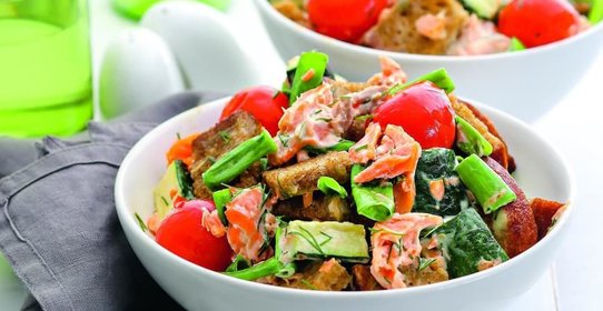 Салат с копченой форелью, цукини и жареным хлебом