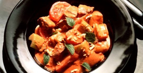 Рагу из свинины с сельдерем, морковью, мадерой и пряностями