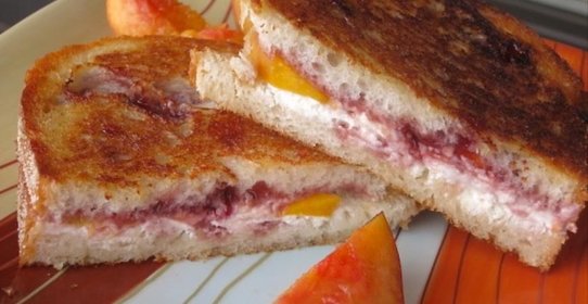 Сэндвич с персиками, козьим сыром и малиновым джемом
