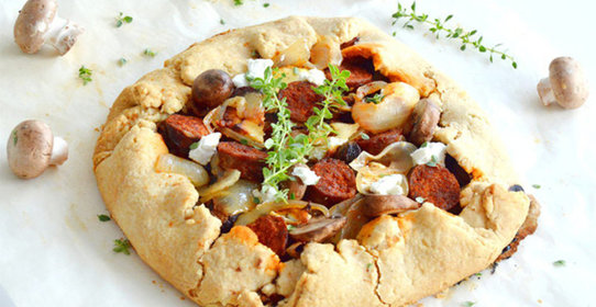 Открытый пирог с грибами и чоризо