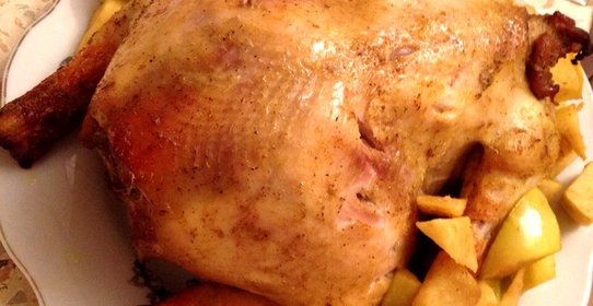Курица в медовом маринаде, начиненная яблоками