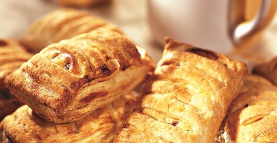 Слоеные пирожки с изюмом и творогом