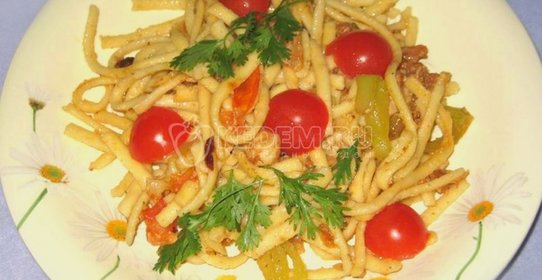 Домашняя лапша с куриной грудкой, цветной капустой и пармезаном