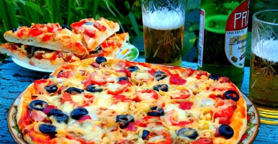 Пицца с егерскими колбасками и помидорами черри