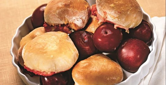 Пирожки со сливами