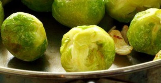 Запеченная брюссельская капуста с карамелизованным шалотом