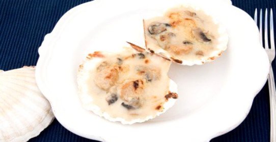 Английские гребешки в ракушках в соусе из белого вина