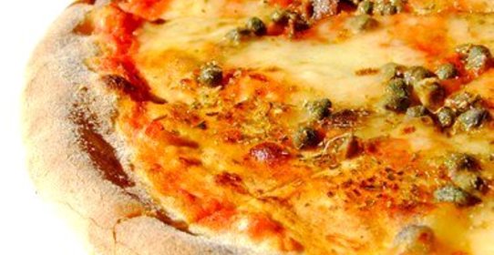 Пицца с домашним сыром и каперсами
