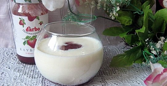 Молочный кисель с клубничным конфитюром