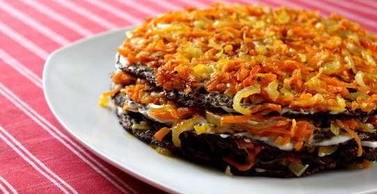 Печеночный торт с морковью и луком