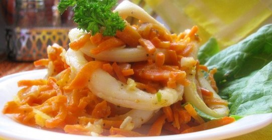 Кальмары, тушеные с луком и морковью
