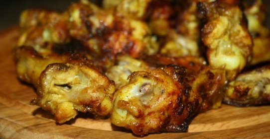 Куриные крылышки в йогурте с карри в индийском стиле на мангале
