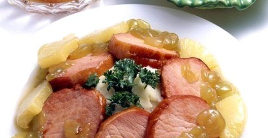 Ветчина с ананасами в фольге на гриле