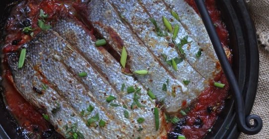 Лосось в овощном соусе