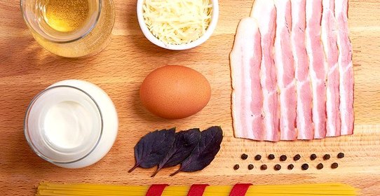 Спагетти карбонара с беконом и яйцом