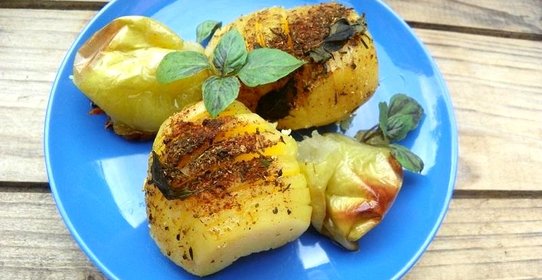 Картофель запеченный с яблоками и пряными травами