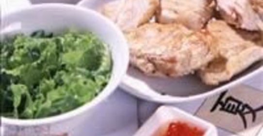 Вареная курица с имбирем, луком и кинзой