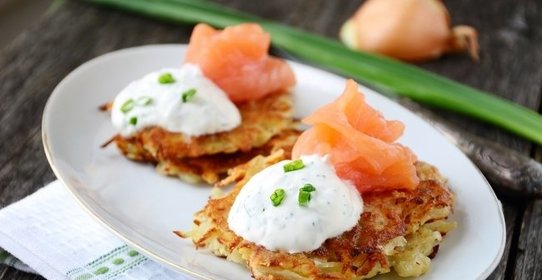 Картофельные оладьи с лососем
