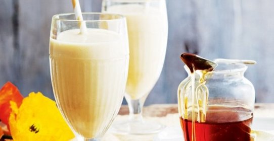 Смузи с манго, миндалем и медом