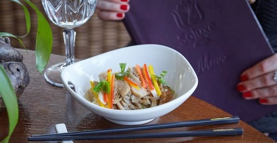 Теплый маринованный говяжий желудок с чесноком и кинзой