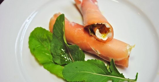 Рулетики из ветчины с сыром