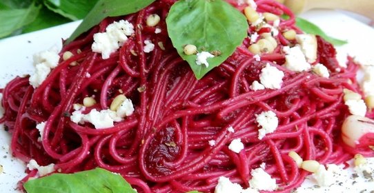 Спагетти со свеклой, брынзой и кедровыми орешками