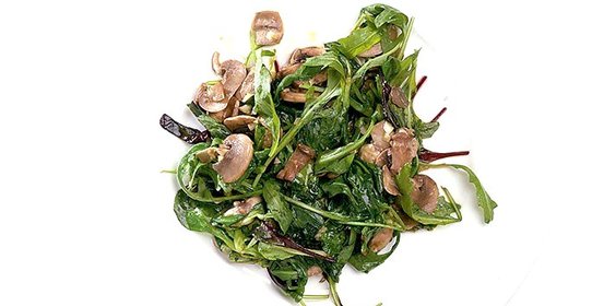Жареные салатные листья из смеси «Афиша–Еда» с шампиньонами