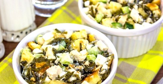 Салат с морской капустой, куриным филе и сухариками