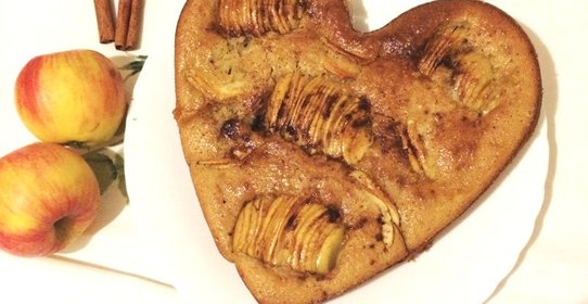 Яблочный бисквитный пирог