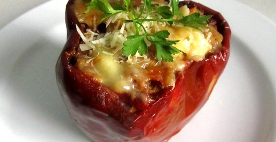 Перец, фаршированный мясом и рисом, в духовке