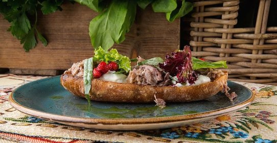 Брускетта с каймаком, уткой, тархуном и душистой земляникой