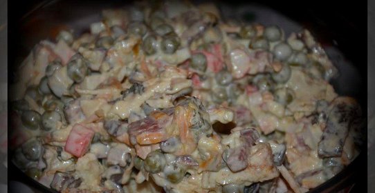 Салат с горошком колбаской и блинчиками