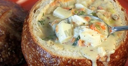 Суп Клэм Чаудер в хлебной тарелке