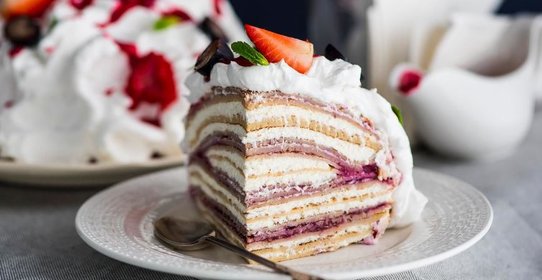 Креп-торт с творожно-сливочным кремом и ягодами