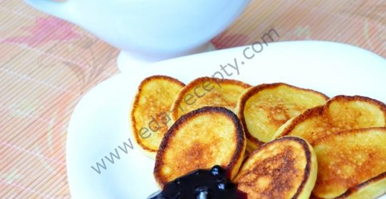 Творожные оладьи с черничным соусом