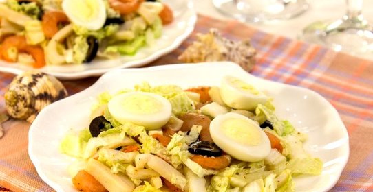 Салат с кальмарами, креветками и пекинской капустой