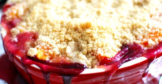 Чернично- персиковый крамбл