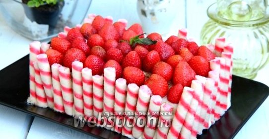 Клубничный торт с банановой прослойкой и вафельными трубочками