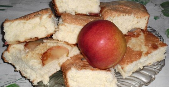 Шарлотка с яблоками из бисквитного теста